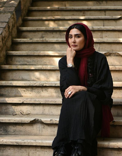 ژست عکس دخترانه روی پله