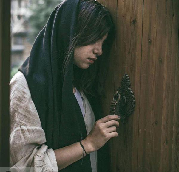 ژست عکس دخترانه تکی در خانه