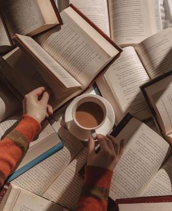 عکس کتاب برای پروفایل شاد