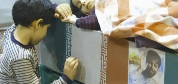 عکس گریه فرزند شهید