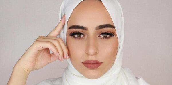 عکس زن با حجاب آرایش کرده