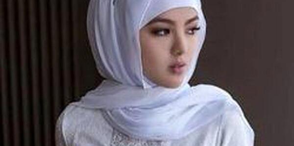 عکس زن با حجاب آرایش کرده