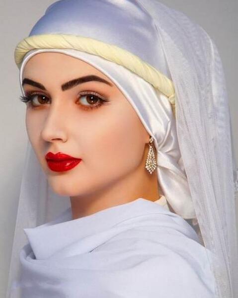عکس زن با حجاب آرایش کرده