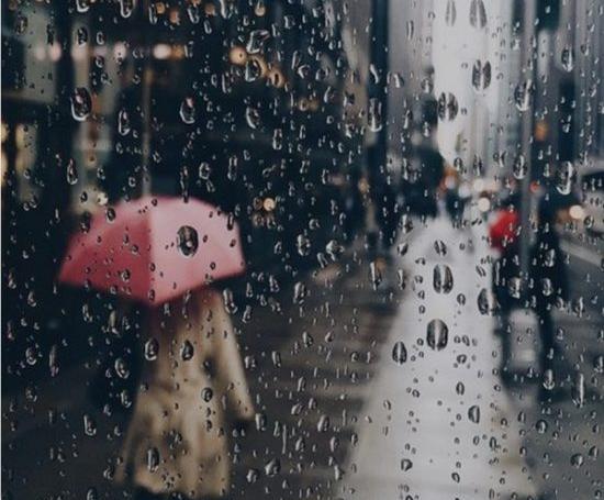 عکس دختر غمگین زیر بارون