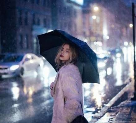 عکس دختر غمگین زیر بارون