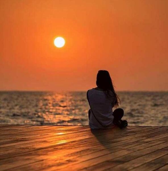 عکس غمگین دختر لب دریا