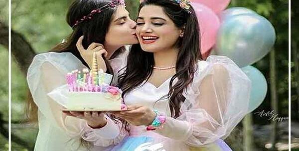 ژست عکس تولد دخترانه دو نفره