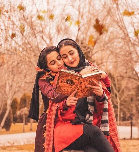 ژست عکس تولد دخترانه دو نفره