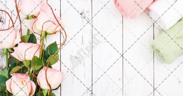 عکس گل رز روی میز