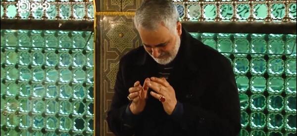 عکس سردار سلیمانی در کنار ضریح امام رضا
