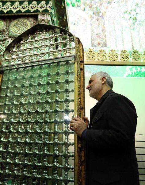 عکس سردار سلیمانی در کنار ضریح امام رضا