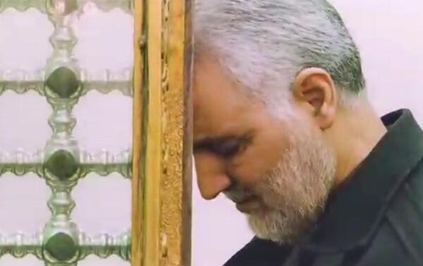 عکس سردار سلیمانی در کنار ضریح امام رضا