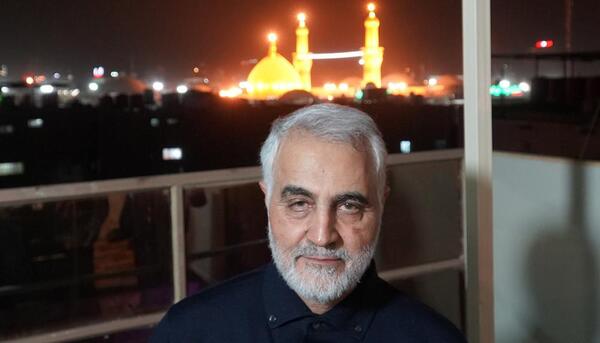 عکس سردار سلیمانی در کنار ضریح امام رضا