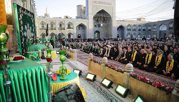 عکس سردار سلیمانی در کنار ضریح امام رضا