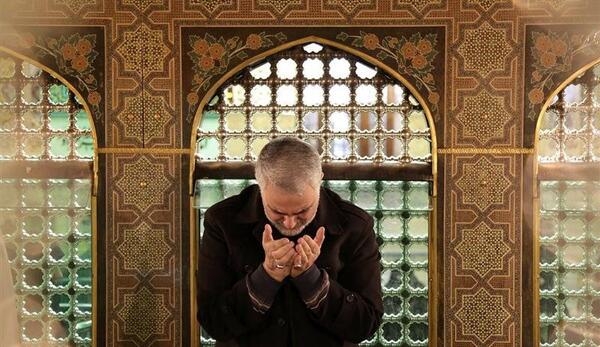 عکس سردار سلیمانی در کنار ضریح امام رضا