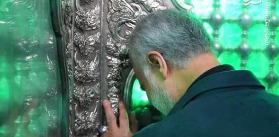 عکس سردار سلیمانی در کنار ضریح امام رضا