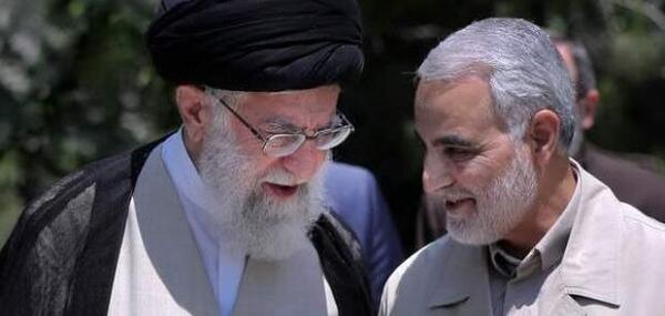 عکس گریه رهبر برای حاج قاسم