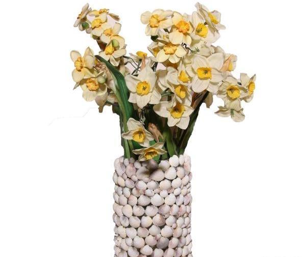 عکس گل نرگس در گلدان شیشه ای
