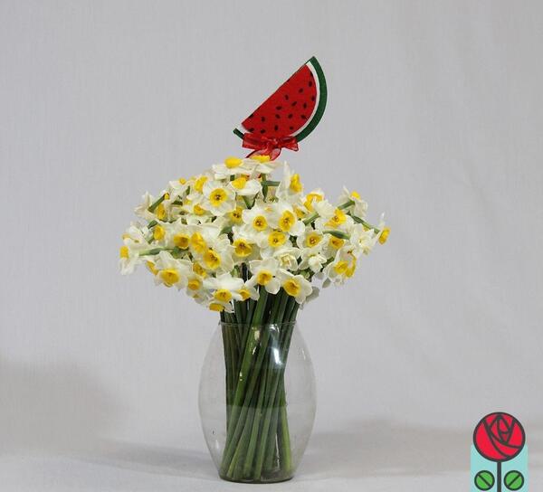 عکس گل نرگس در گلدان شیشه ای