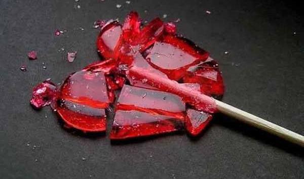 عکس قلب شکسته با چسب زخم