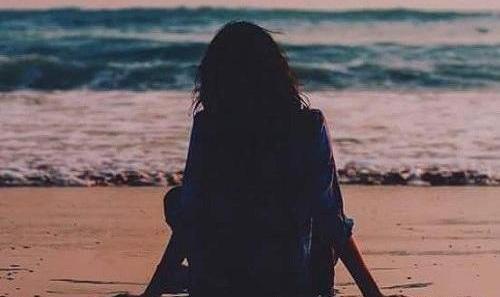 عکس غمگین دختر کنار ساحل