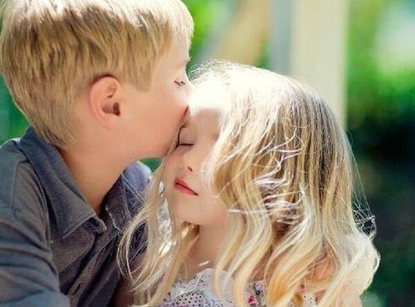 عکس بوسه های عاشقانه در رختخواب