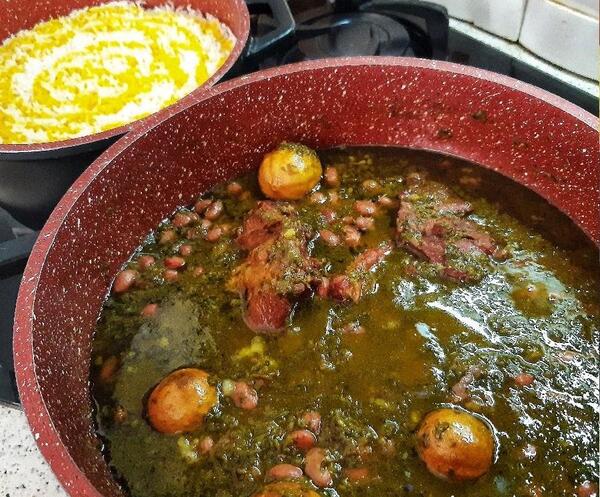 عکس قورمه سبزی روی گاز