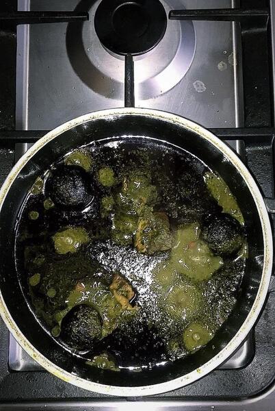 عکس قورمه سبزی روی گاز