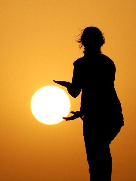 عکس خورشید در دست