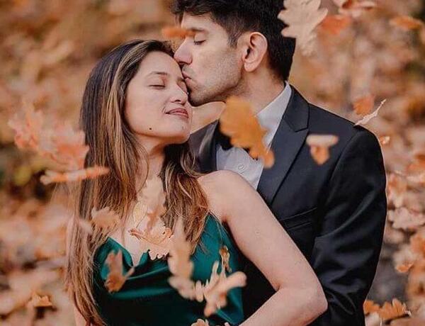 عکس دونفره عاشقانه در باغ