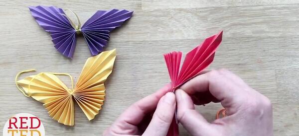 عکس پروانه با کاغذ رنگی