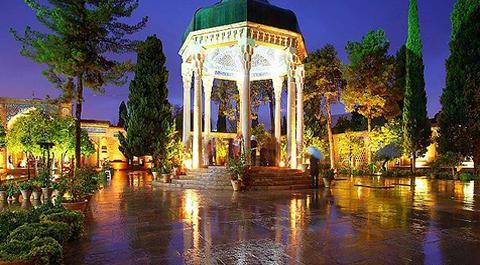 عکس آرامگاه حافظ در شب