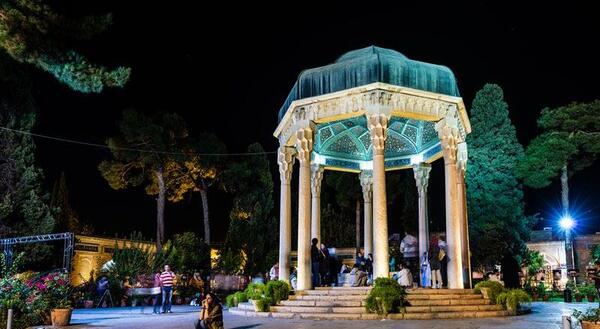 عکس آرامگاه حافظ در شب