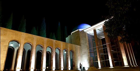 عکس آرامگاه حافظ در شب