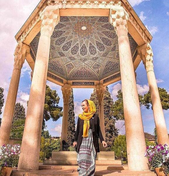 عکس آرامگاه حافظ در شب
