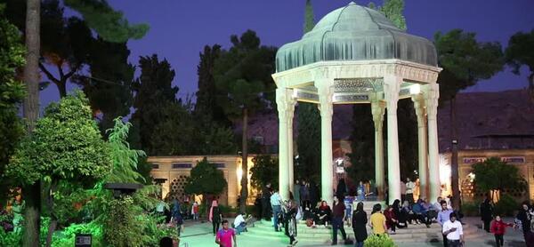 عکس آرامگاه حافظ در شب