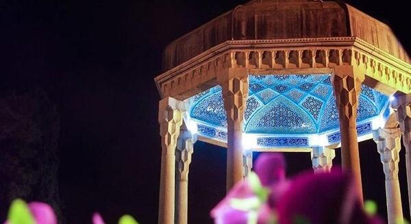 عکس آرامگاه حافظ در شب