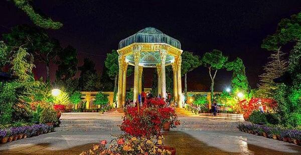 عکس آرامگاه حافظ در شب