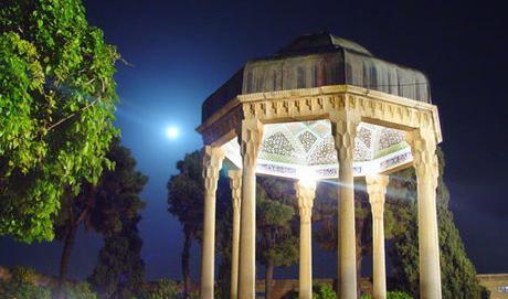 عکس آرامگاه حافظ در شب