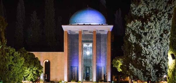 عکس آرامگاه حافظ در شب
