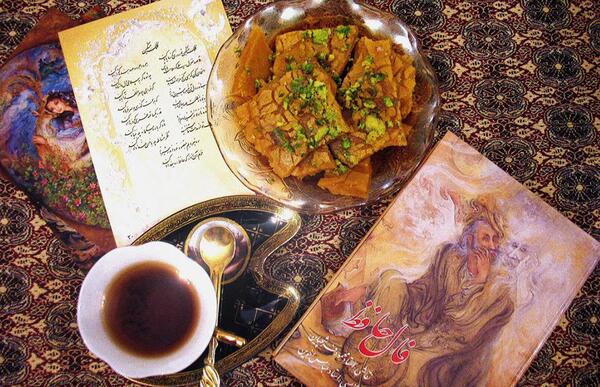 عکس کتاب حافظ در دست دختر