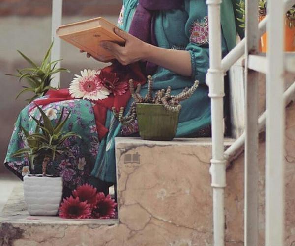 عکس کتاب حافظ در دست دختر