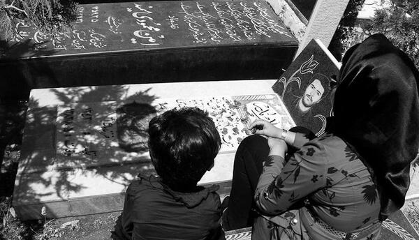 عکس نوشته آهسته پدر خوابیده است