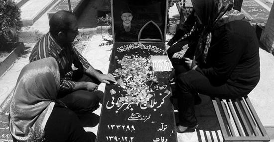 عکس نوشته آهسته پدر خوابیده است