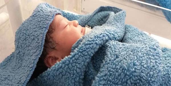 عکس نوزاد رها شده در بیابان اصفهان