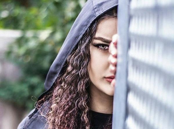 ژست عکس اسپرت دخترانه در فضای باز