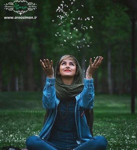 ژست عکس اسپرت دخترانه در فضای باز