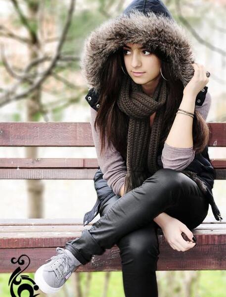 ژست عکس اسپرت دخترانه در فضای باز