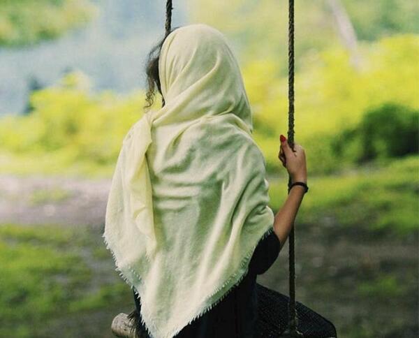 عکس دختر غمگین روی تاب
