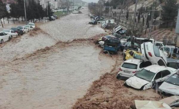 عکس ساناز کیانی در سیل شیراز
